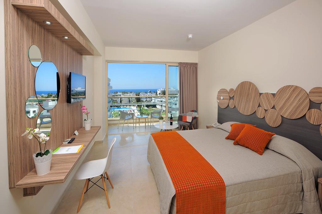 Camera Matrimoniale/Doppia con Letti Singoli con Vista Mare (2 Adulti + 1 Bambino)