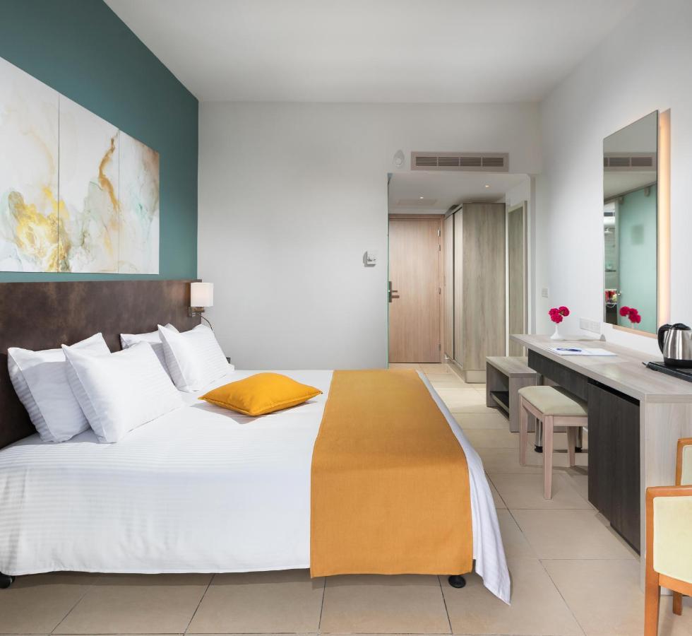 Chambre Double ou Lits Jumeaux - Vue sur Piscine