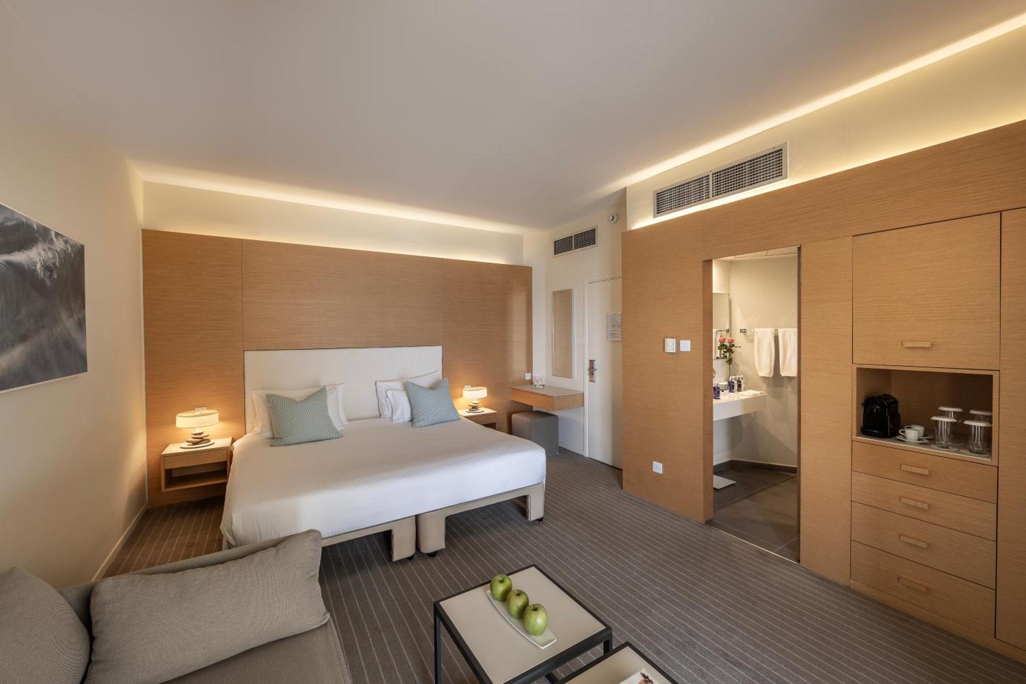 Deluxe Room with Sea View (2 Adults + 1 Child)