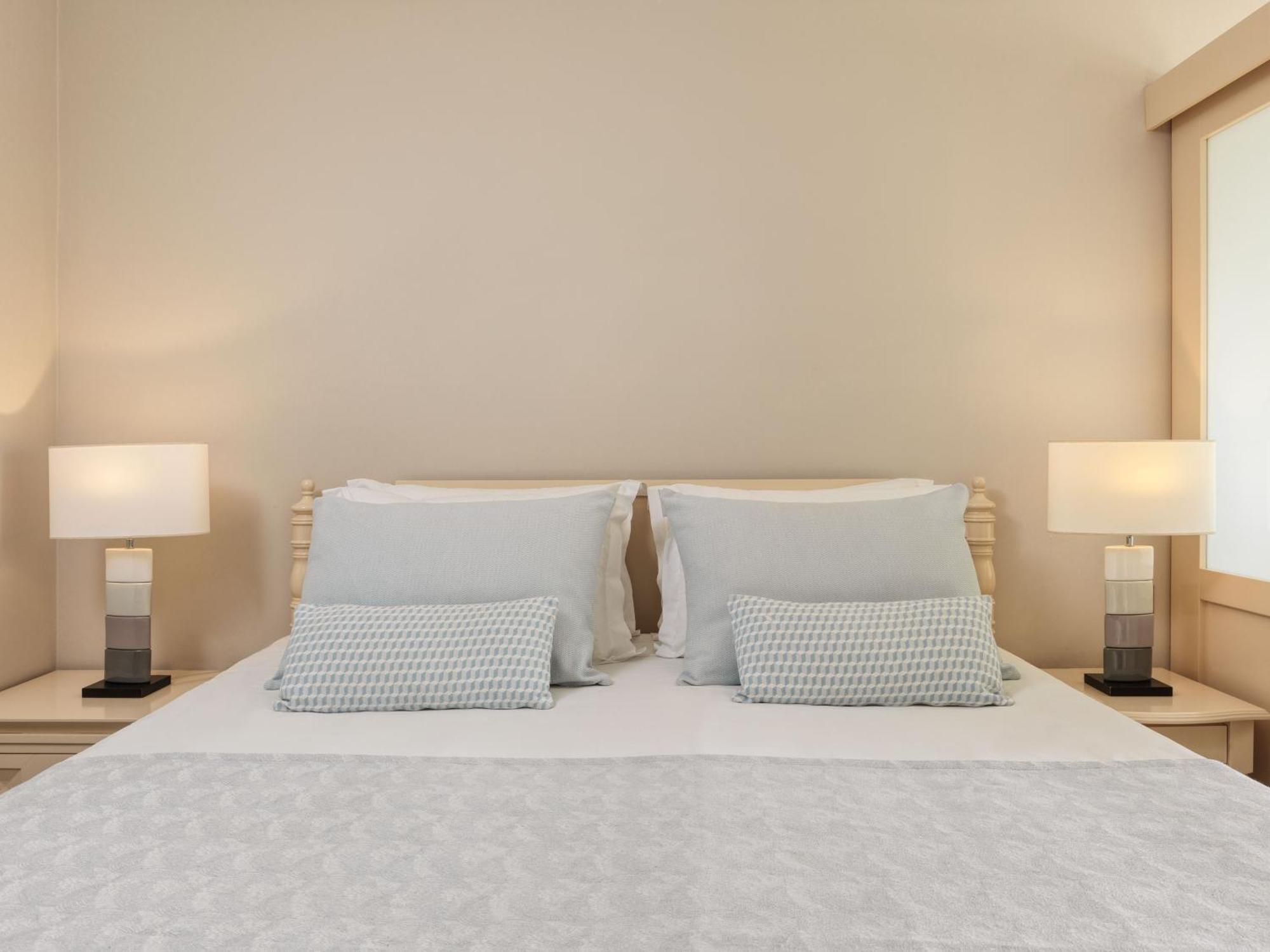 Family Room Sliding Doors Golf & Sea View,1546018036:JPEG