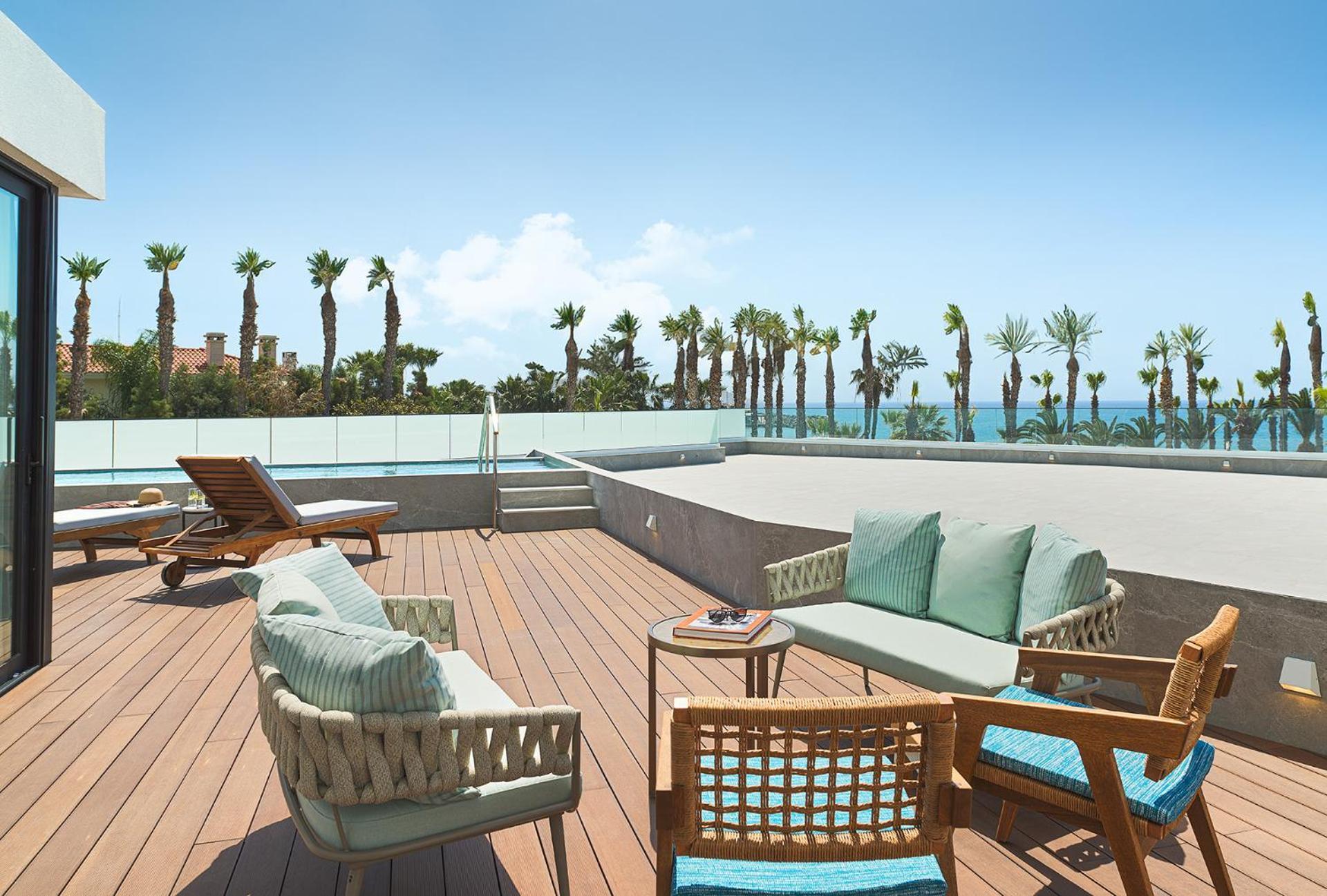 Suite Junior avec accès direct à la piscine avec vue sur la mer