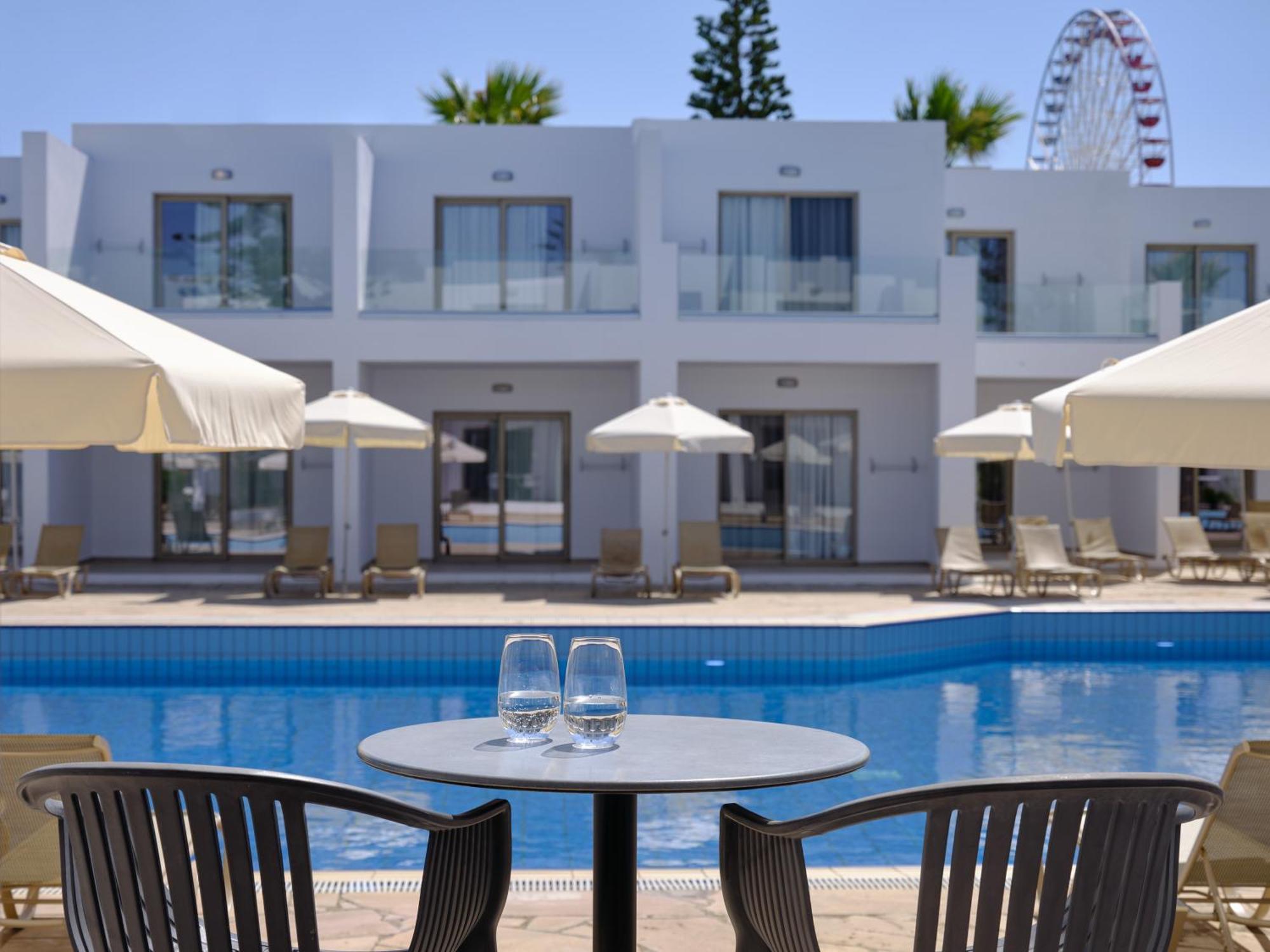 Chambre Double ou Lits Jumeaux - Vue sur Piscine