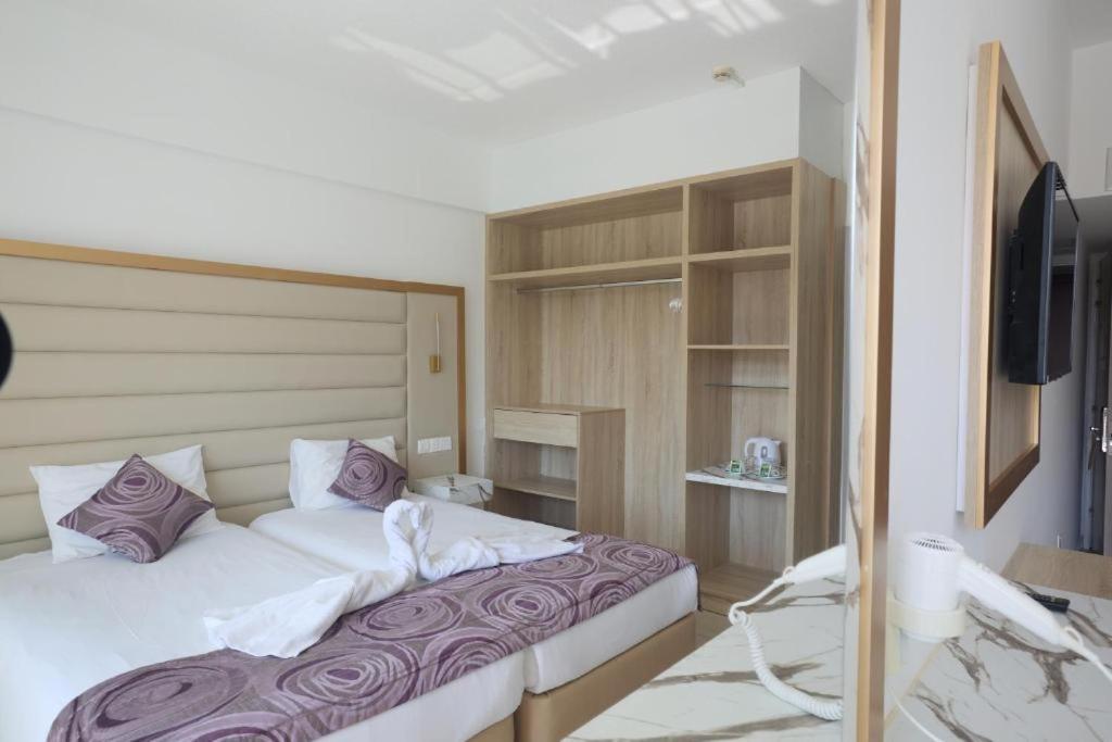 Double or Twin Room Side Sea View