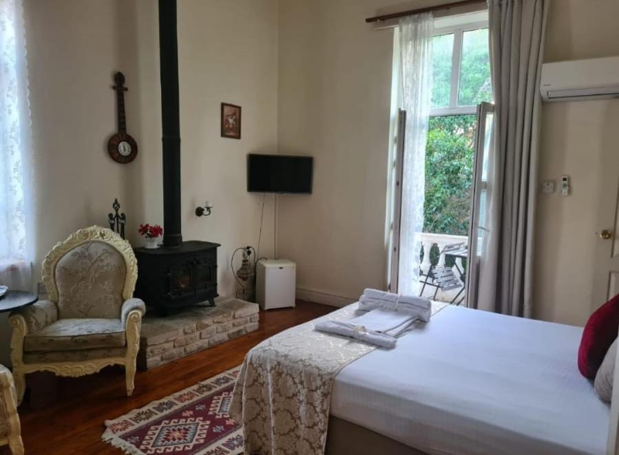 Zimmer mit Kingsize-Bett und Balkon