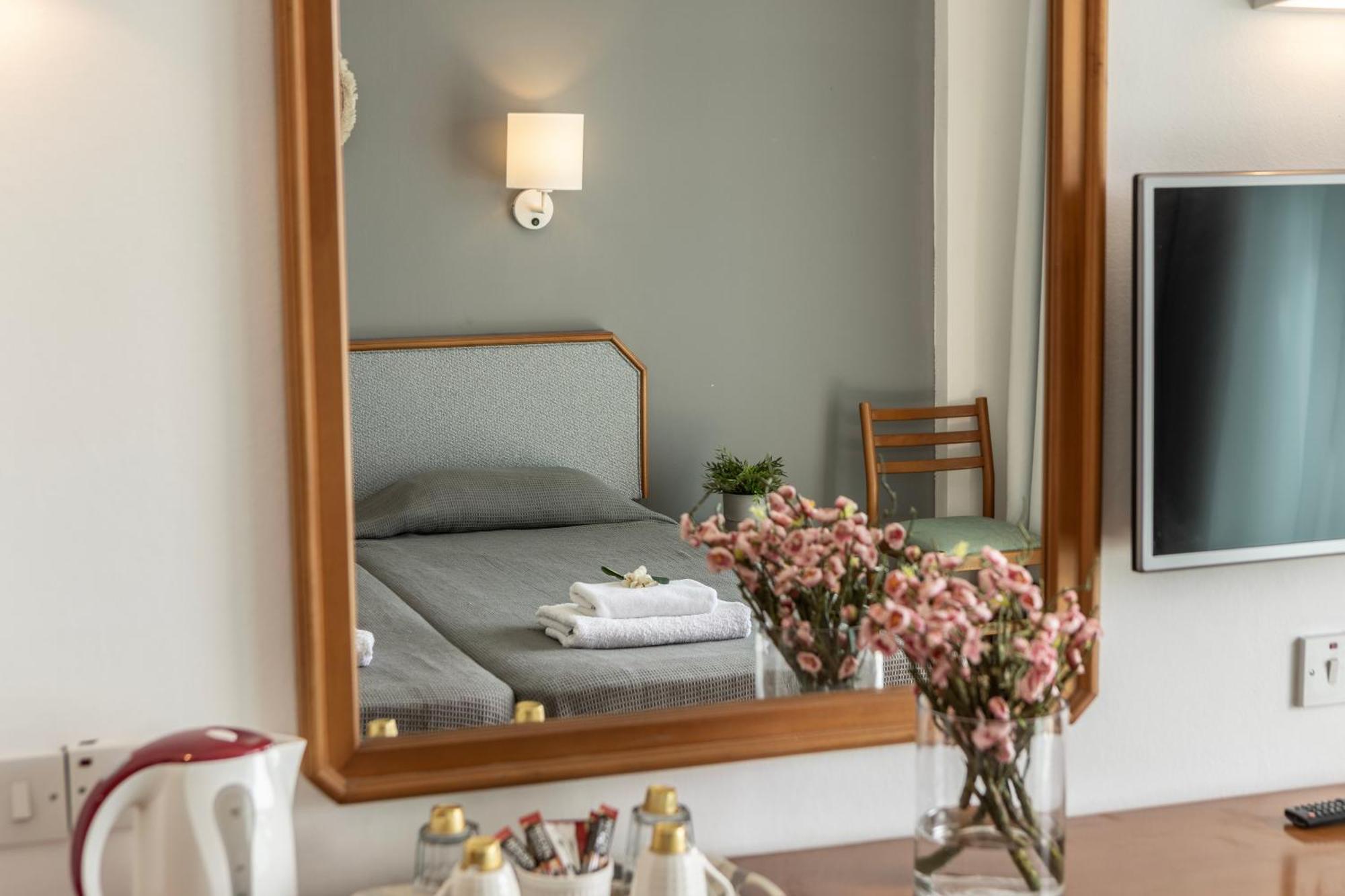 Doppel-/Zweibettzimmer mit Landblick