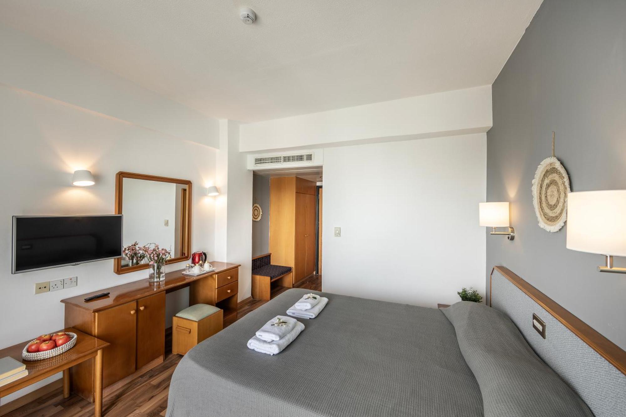 Doppel-/Zweibettzimmer mit seitlichem Meerblick