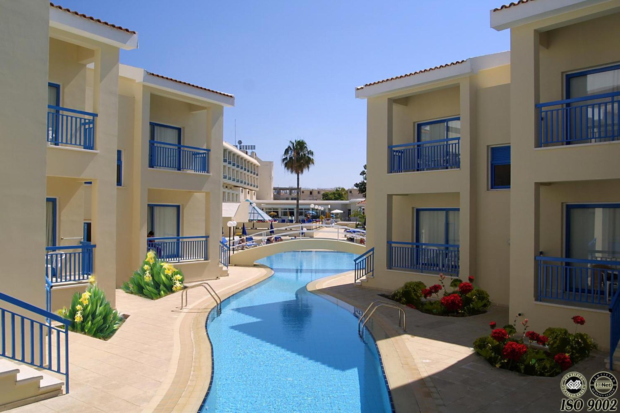 Chambre Lits Jumeaux Supérieure avec Vue sur la Piscine