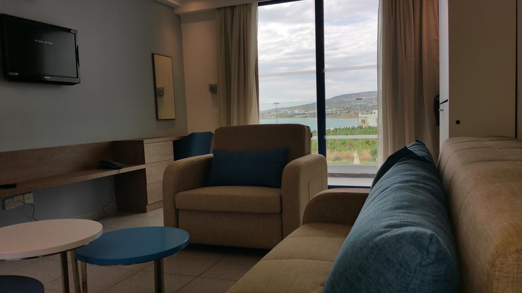 Suite met 1 Slaapkamer en Uitzicht op de Zee en het Zwembad