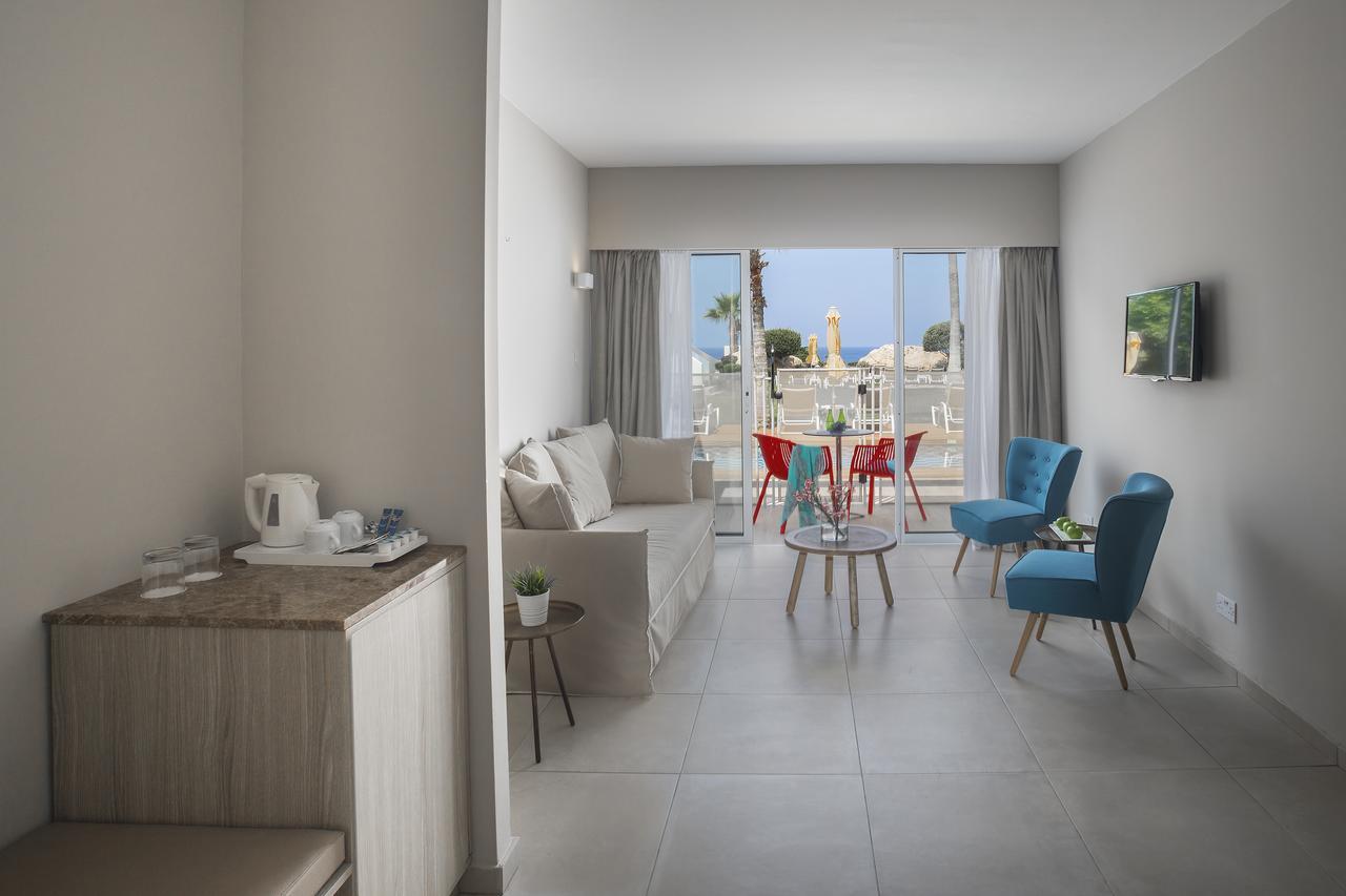Executive Swim Up Suite with Sea View