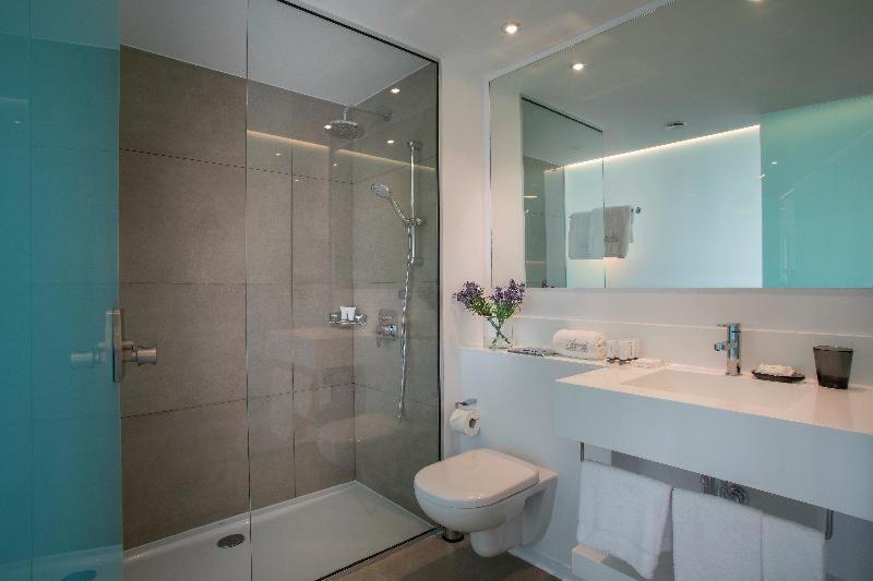 Chambre Double ou Lits Jumeaux - Vue sur Piscine