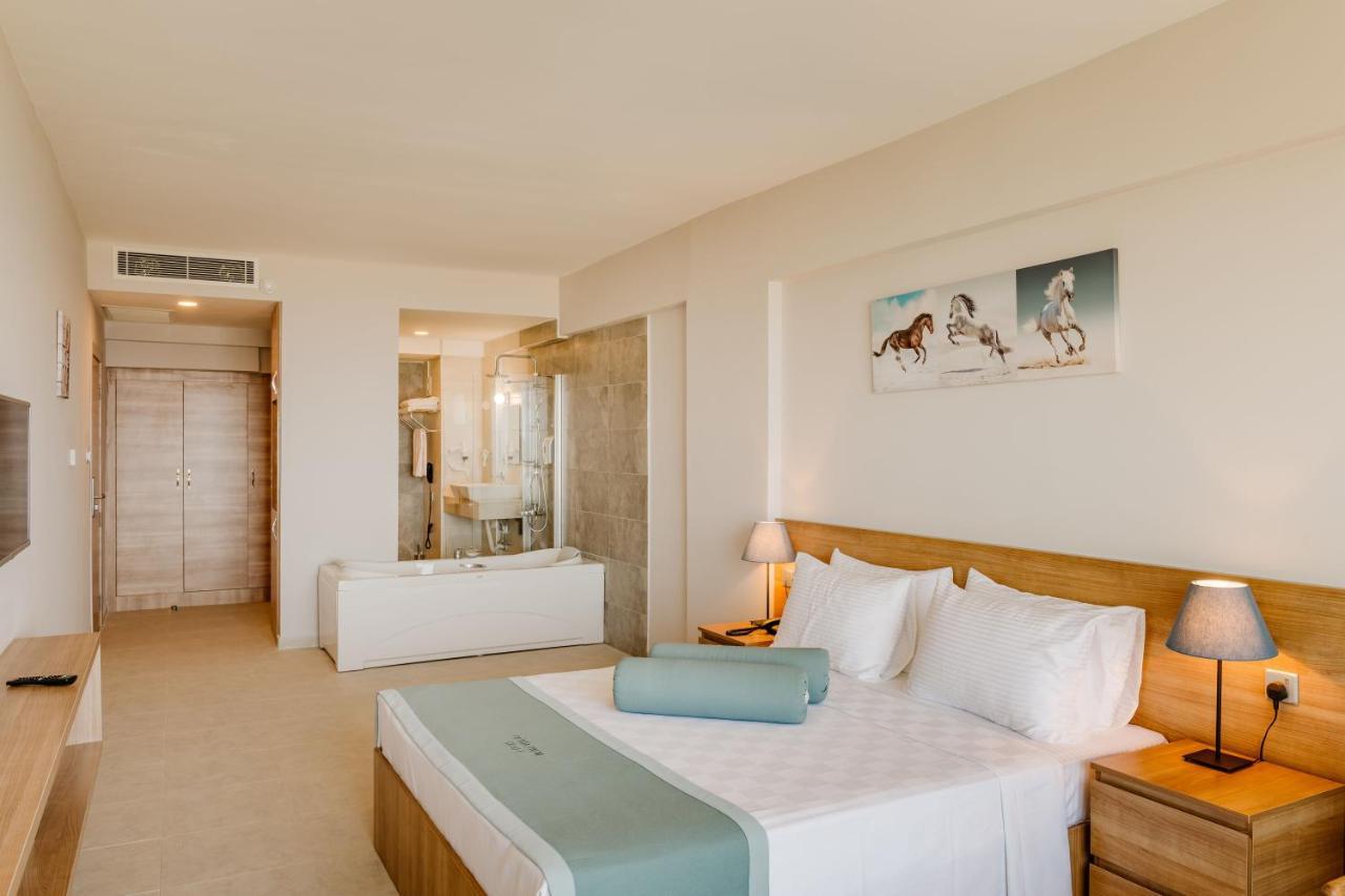 Deluxe Double Room with Balcony and Sea View
