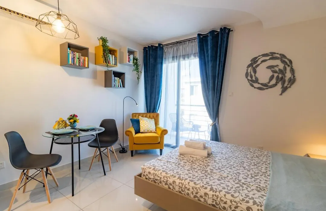 Light House - Seafront Cosy Studio With Library-1