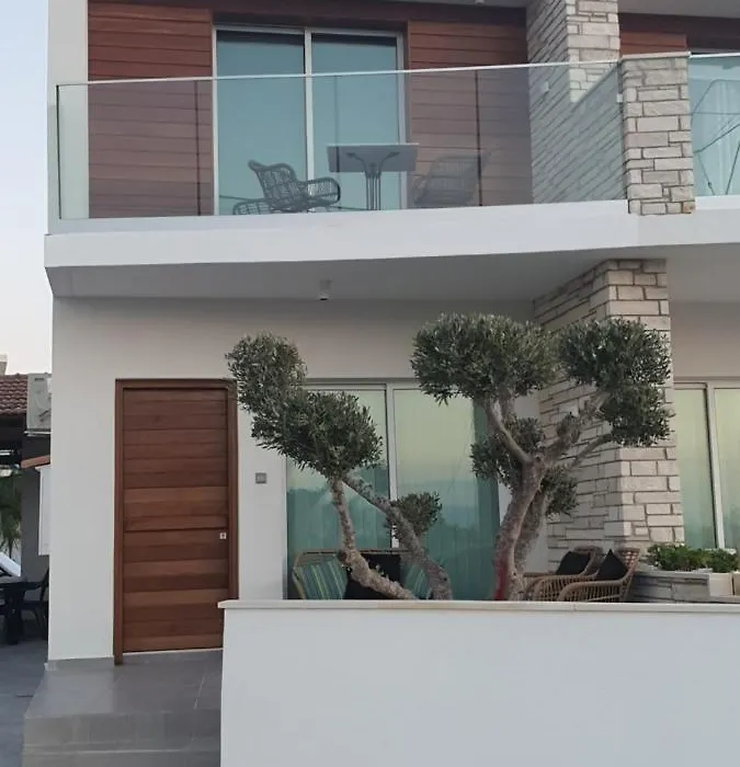 Melanos Fully Renovated Townhouse With Private Pool-1