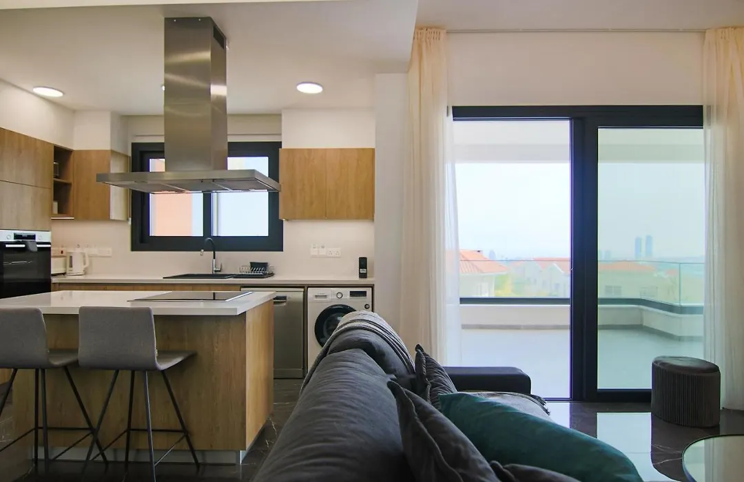 Phaedrus Living: Sea View Anna Residence 201-1