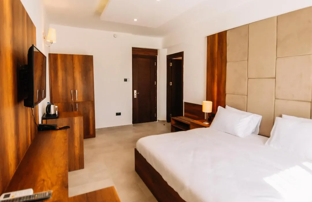 Cezar'S Airport Hotel-1