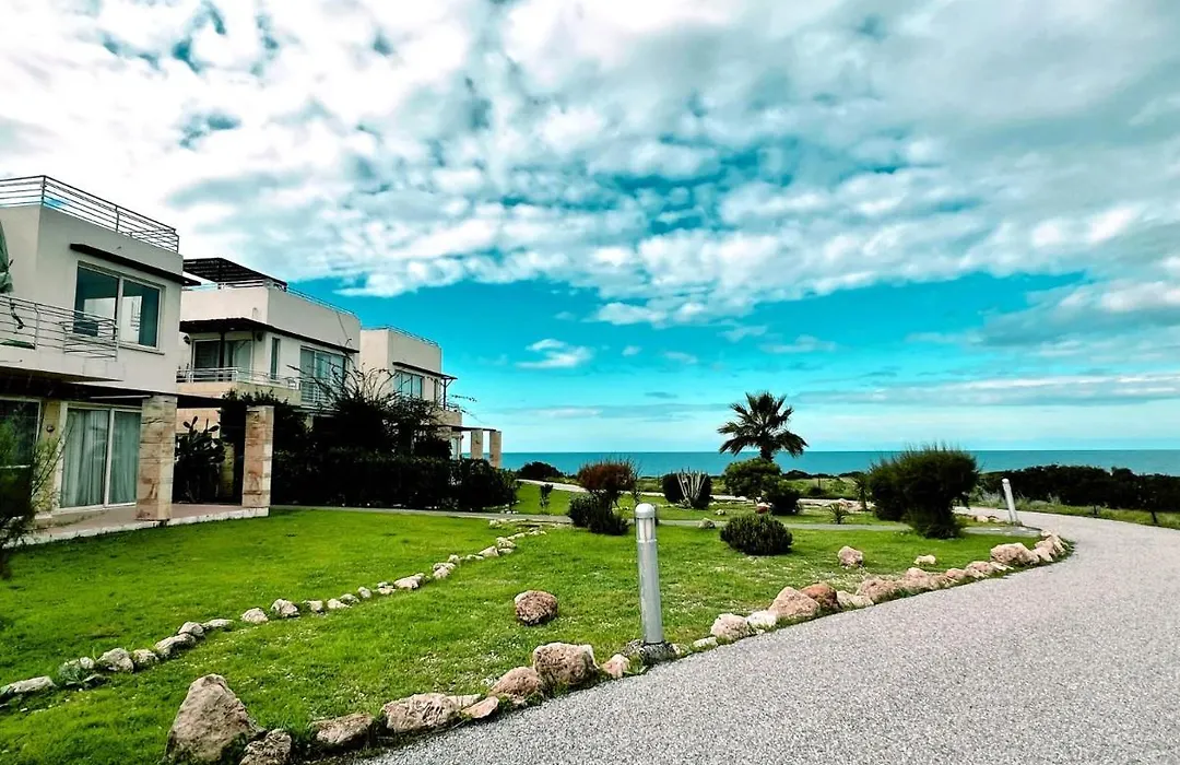 Flat With Roof Terrace And Sea View In Kyrenia-1