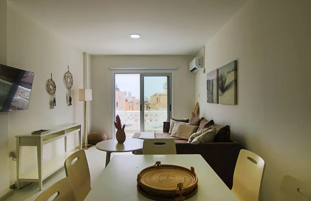 Phaedrus Living: City View Fountain Court 113-1
