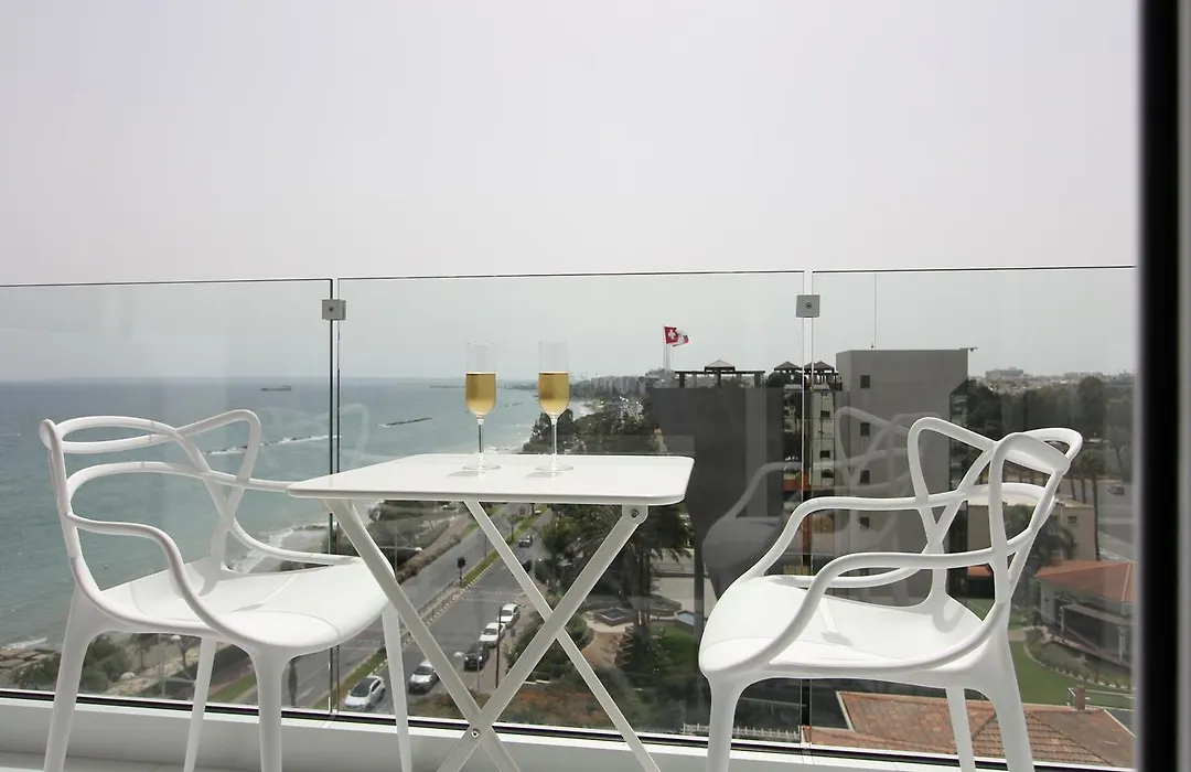 The White Pearl Suite - Beach Front City Centre With Sea View.-1