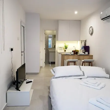 Modern & Cozy Studio W/ Backyard Near City Center-3