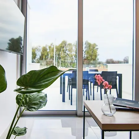Phaedrus Living - Seaside Luxury Flat Harbour 104-3