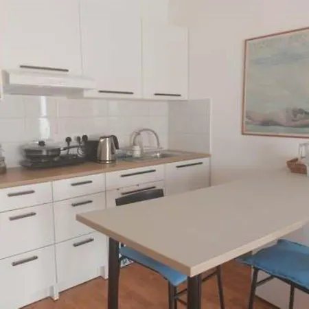 Studio Room Ensuite By The Beach, Entire Independent Unit-2