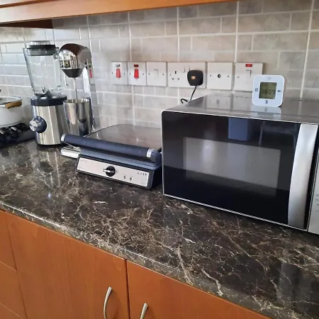Private Room In Shared Apartment Near Larnaca Airport - 24 Hour Shuttle Service-3