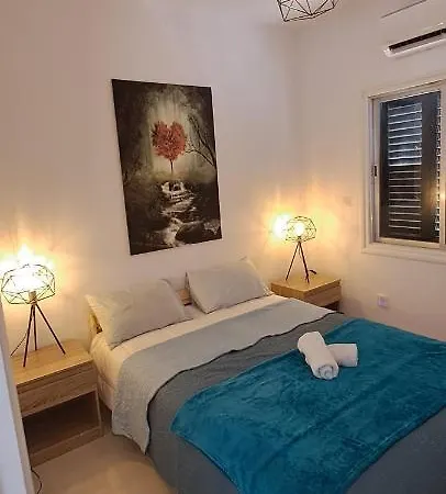 Renovated 2 Bedroom Apartment In Light House Beach-2