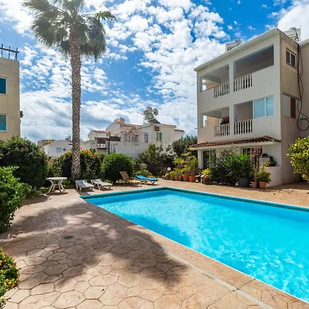 Just Renovated Beautiful 2 Bed Apartment In Paphos 5 Min Drive To The Beach-3