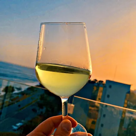 The White Pearl Suite - Beach Front City Centre With Sea View.-3