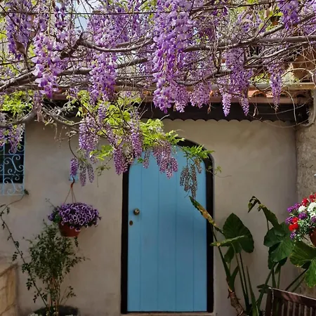 Kalimera A Lovely 1-Bedroom Rental With Ensuite And Kitchen-2