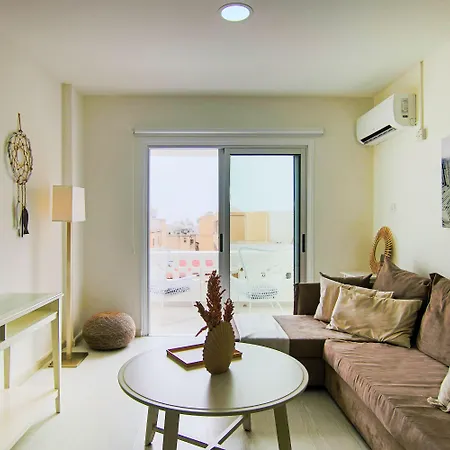 Phaedrus Living: City View Fountain Court 113-3