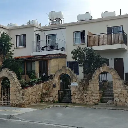 Renovated 2 Bedroom Apartment In Light House Beach-3