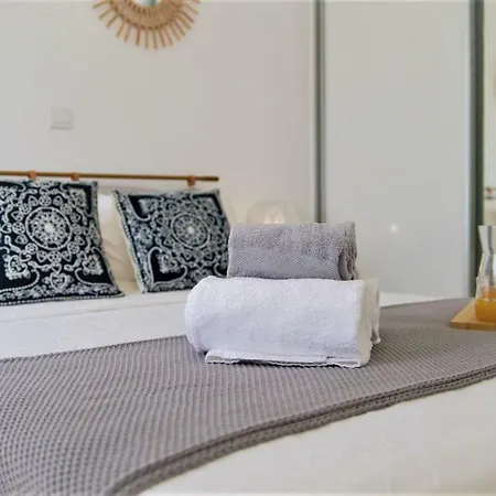 Phaedrus Living: Seaside Luxury Flat Lighthouse 68-2