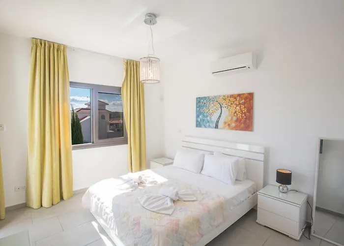 Villa Andriana Agia Napa met een Zwembad
