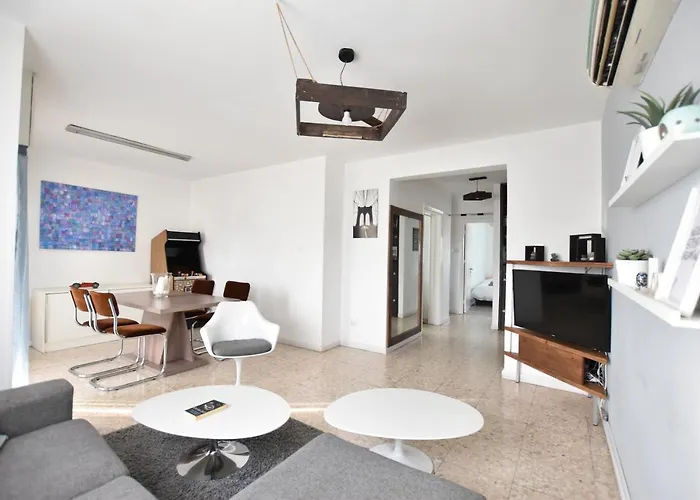 Haustierfreundliches Glabur Stays - The Cozy 2 Bdr - Nicosia City, Free Parking & Wifi, Welcomes You!!!