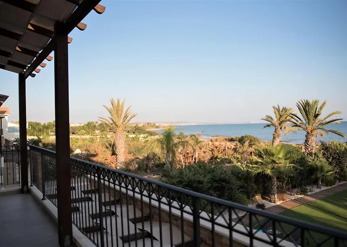 Nirvana Seafront Villa Agia Napa met een Zwembad
