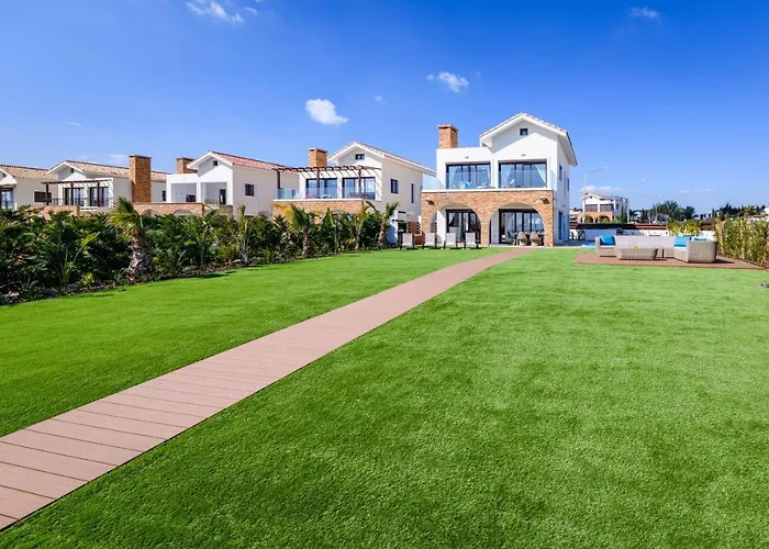 Huisdiervriedelijke Serenity Seafront Villa Agia Napa