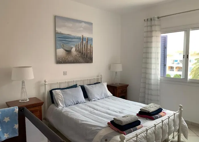 Huisdiervriedelijke Comfortable 2 Bedroom Apartment In Popular Limnaria Gardens Paphos