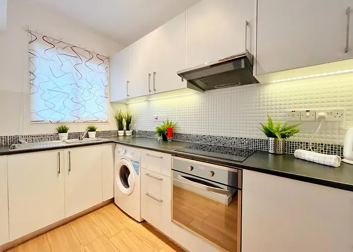 Huisdiervriedelijke Central 2 Bedroom Apt Terrace&Pool Agia Napa