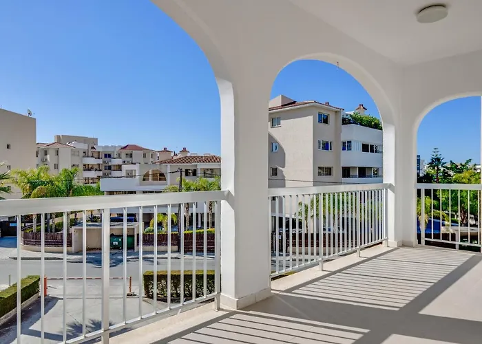 Huisdiervriedelijke Sanders Sun City - 3-Bdr Apt With Shared Pool Limasol