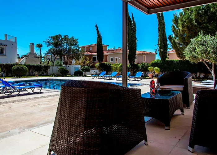 6 Bdr Villa With Tennis Court Paphos mit Pool