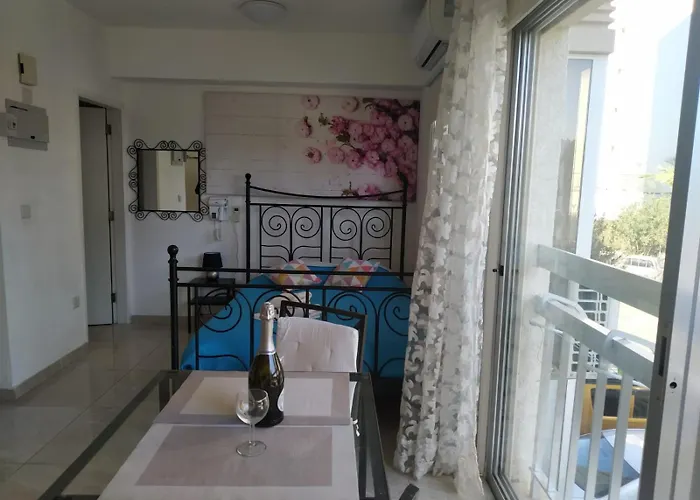 Stelia'S Seagate Studio Apt. Larnaca