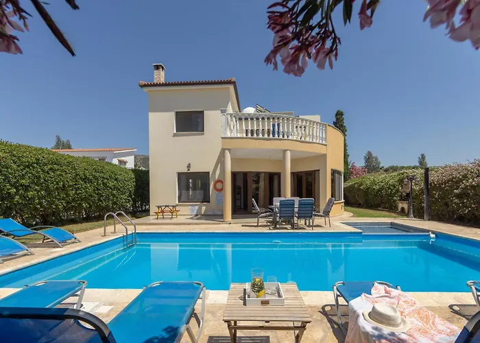 Villa Tsikkos Dio Limassol mit Pool