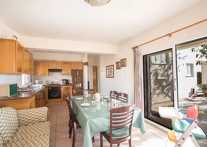 Huisdiervriedelijke Villa Magusta - Modern 4 Bedroom Ayia Thekla Villa With Pool Agia Napa