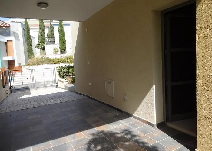 Holiday Home Coralli Limassol mit Pool