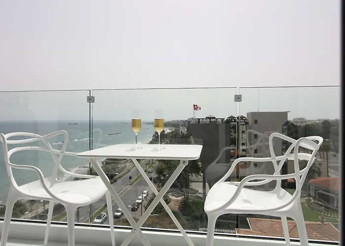 The White Pearl Suite - Beach Front City Centre With Sea View. Limasol