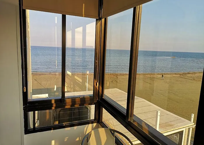 Bettys 1Br Seafront Apt Larnaca